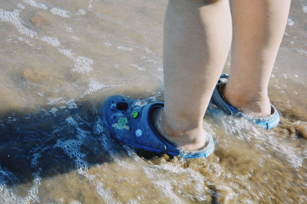 Tu vas _________ la mer  en sandales 