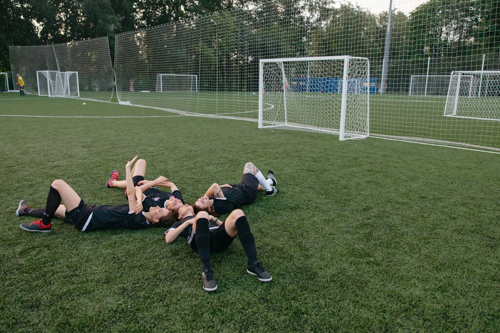 En una actividad deportiva, un compañero tiene dificultad para realizar una acción. ¿Qué debería hacer el equipo?