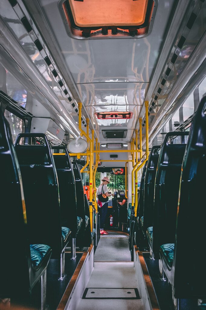 Ana viaja por San José en un autobús. ¿Este transporte es del pasado o de la actualidad?