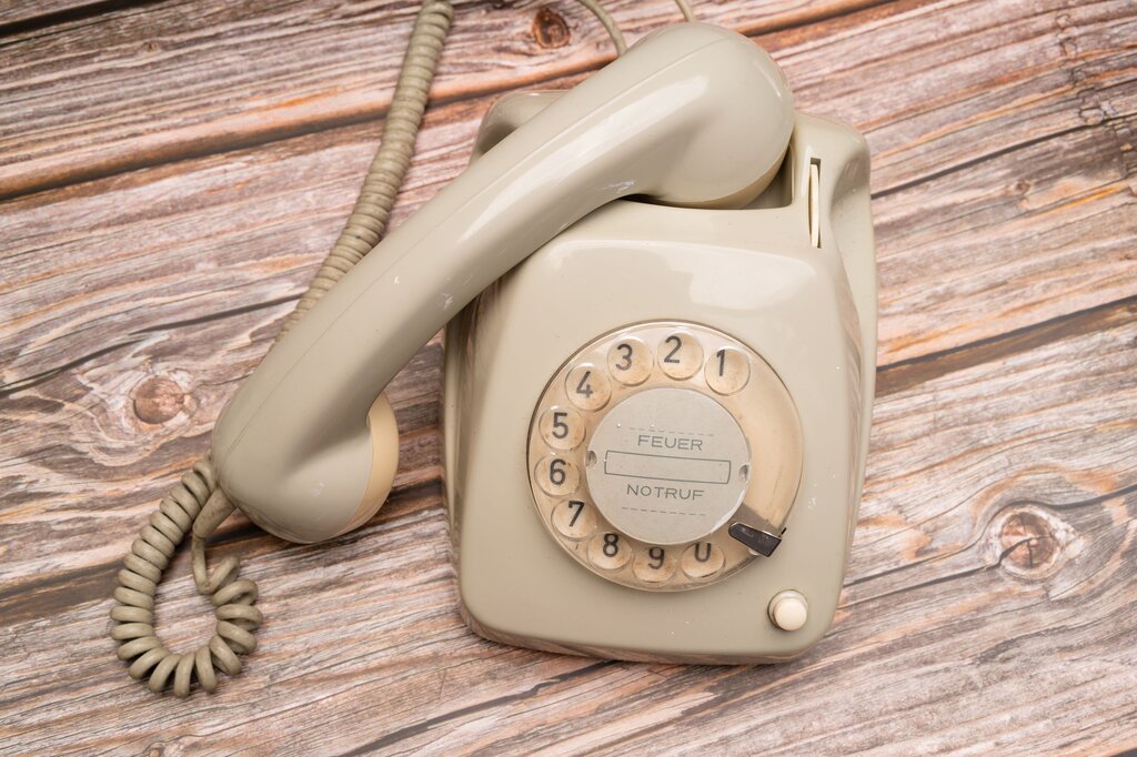 La abuela de Sofía tenía un teléfono con disco y cable. ¿Ese teléfono es de antes o de ahora?