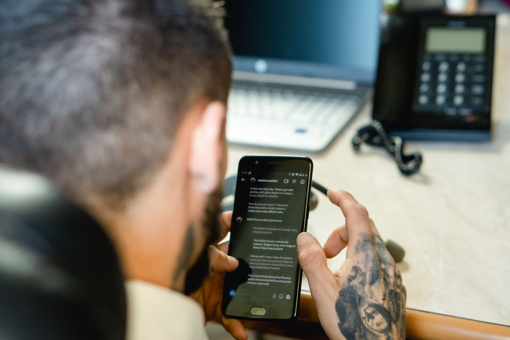 Pedro utiliza un teléfono celular con pantalla. ¿Es de antes o de ahora?
