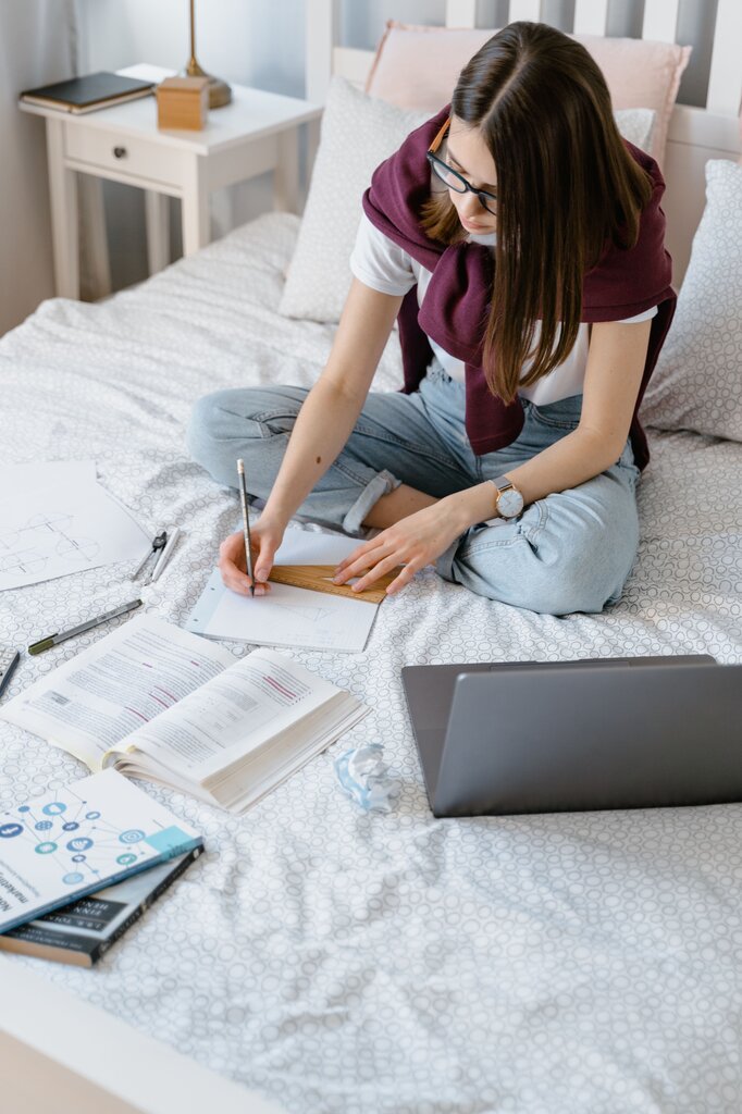 Laura sale de clases y llega a casa para hacer la tarea y descansar. ¿En qué momento puede realizar estas actividades?