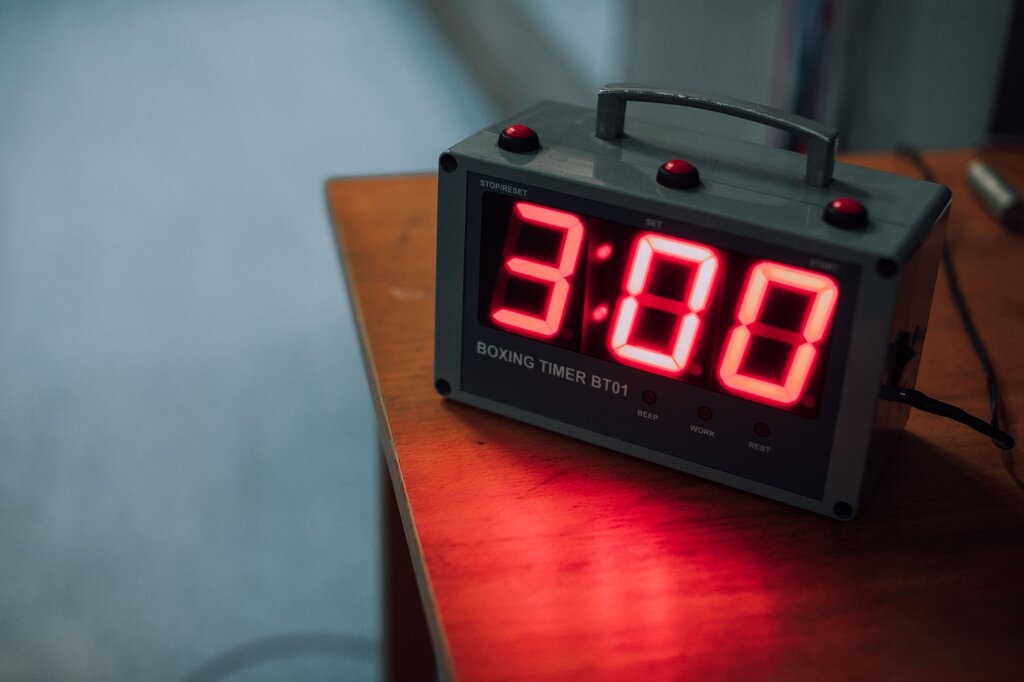 El reloj marca las 3:00 a. m. ¿Es de la mañana o de la noche?