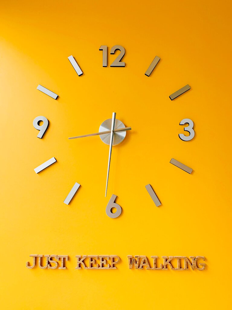 El reloj marca las 8:00 p. m. ¿Es de día o de noche?