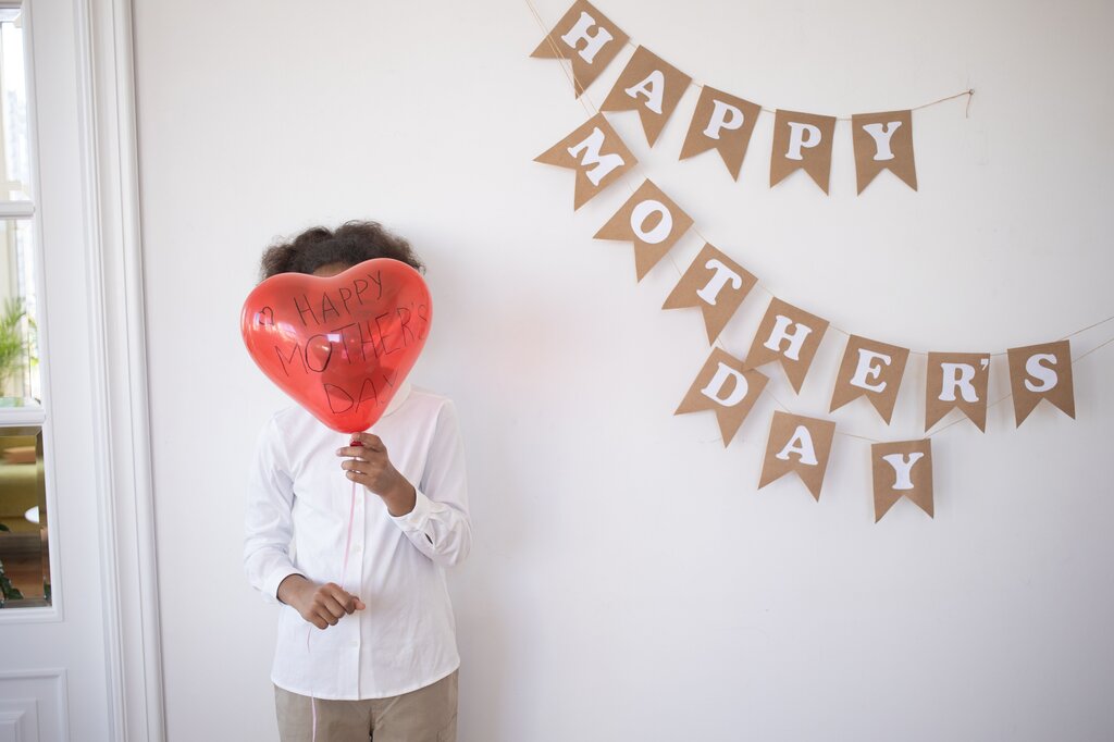 Valentina celebra el Día de la Madre. ¿En qué mes está?