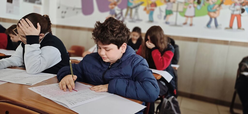 Los estudiantes regresan a clases después de las vacaciones. Según lo estudiao, ¿qué mes es?