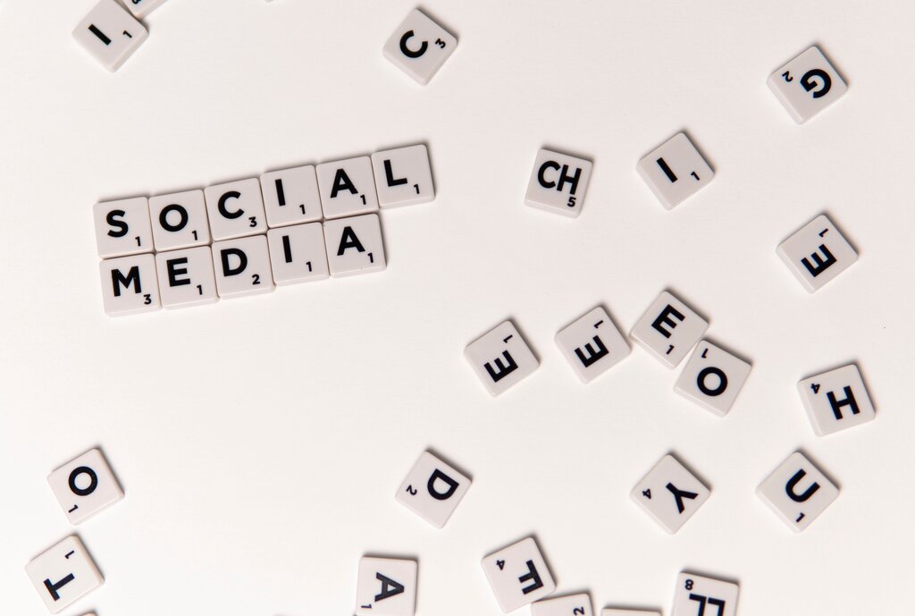 Qual é o tema central do texto sobre as redes sociais?