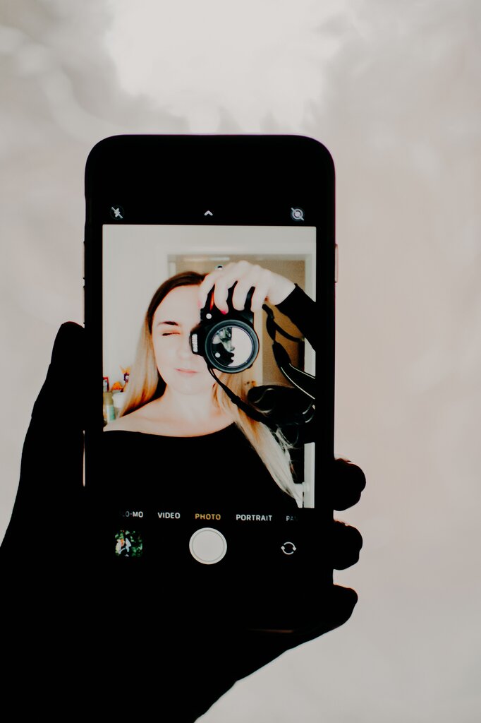 Que tipo de fotos é descrito como comum na prática das selfies?