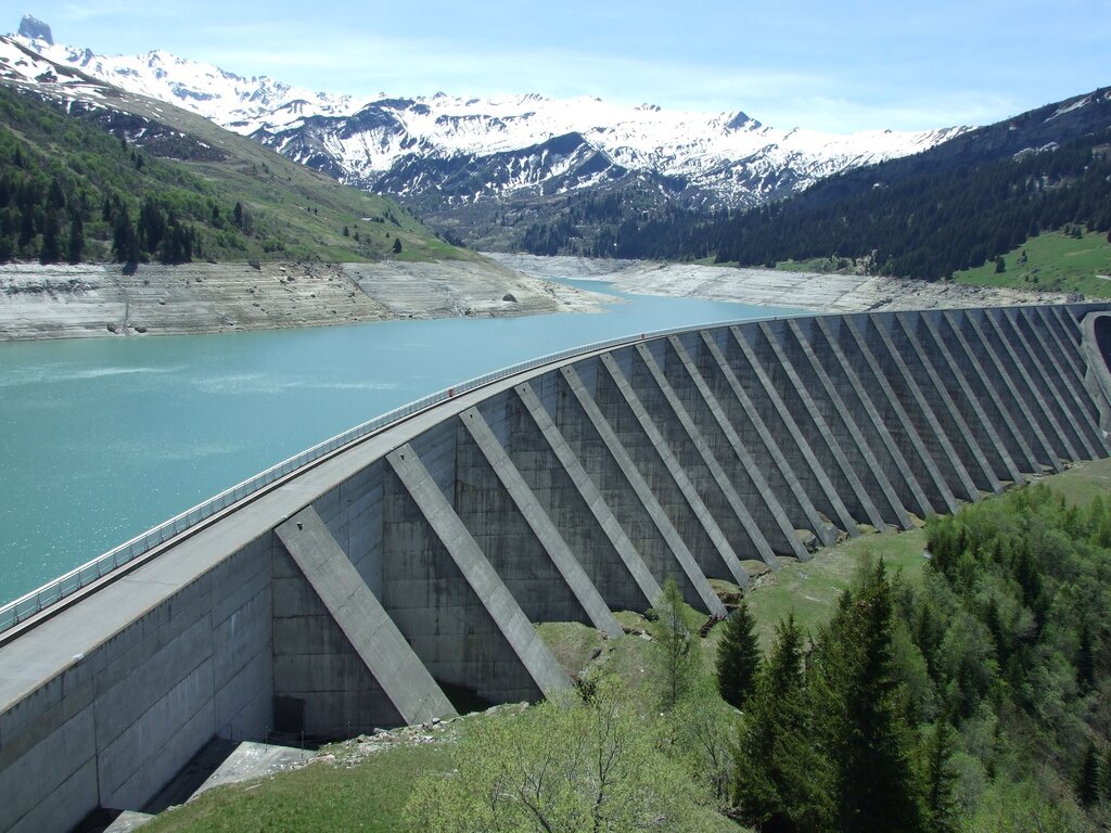 ¿Dónde se usa el agua que cae para dar luz a las ciudades?