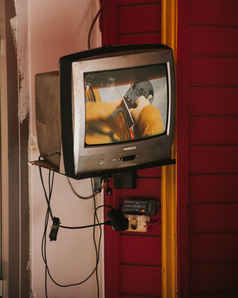 ¿Qué forma de energía viaja por los cables para encender la tele?