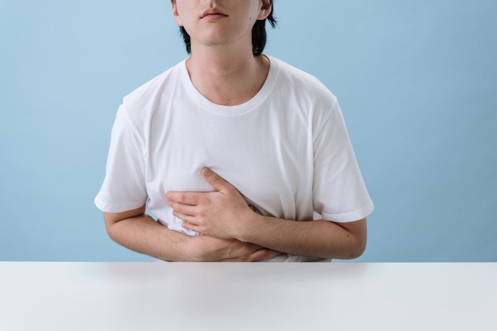 Efecto fisiológico característico de la estimulación simpática sobre la actividad del tubo digestivo?