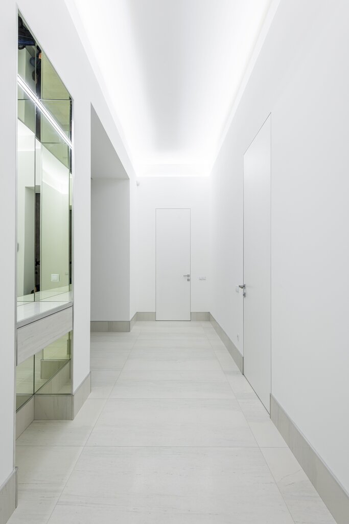 The hallway has a _____