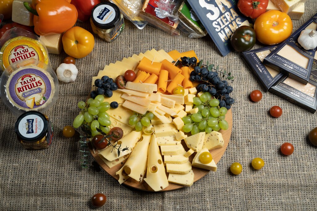Choose the first sound: cheese