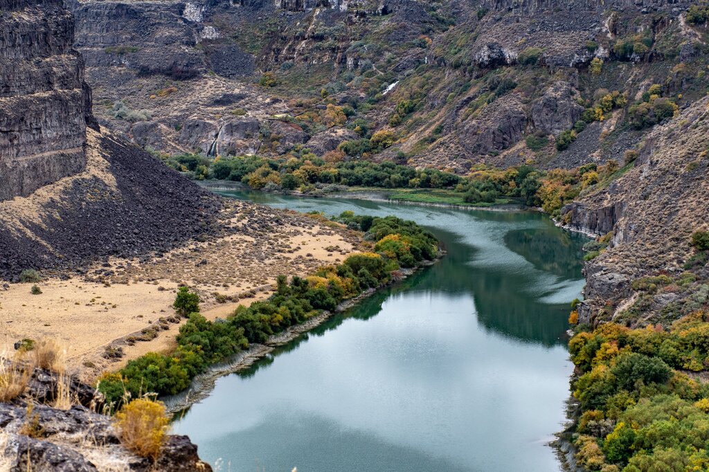 Choose the first sound: river