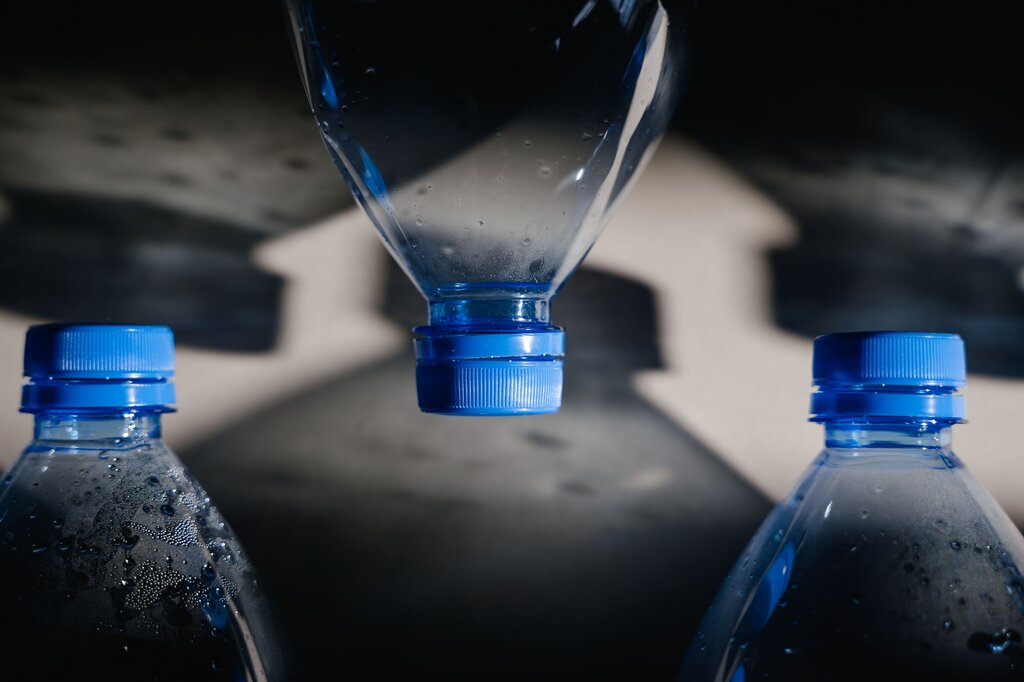 ¿Qué debemos hacer con una botella plástica cuando ya no la necesitamos?