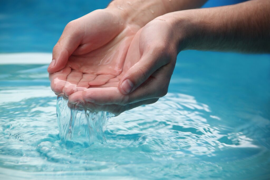 ¿Cuál de estas acciones ayuda a cuidar el agua?