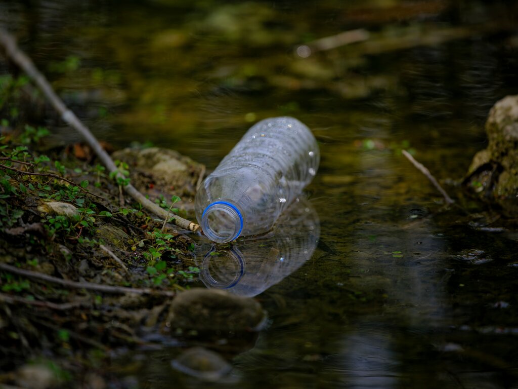 ¿Qué debemos hacer cuando vemos basura en una fuente de agua?