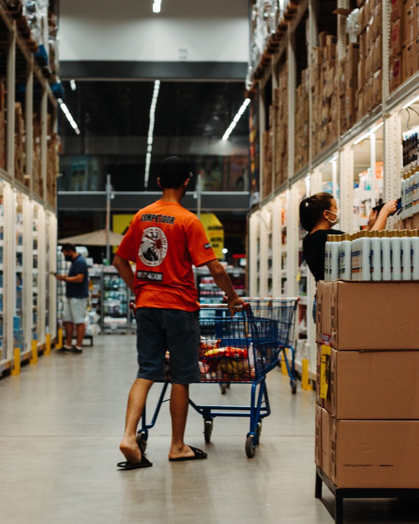 Juan compra alimentos para llevarlos a su casa. ¿Qué proceso está realizando?