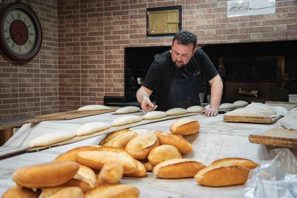Una panadería prepara pan para venderlo a las personas.  ¿Qué proceso realiza? 