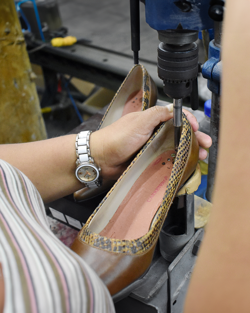 Fabricar zapatos. 