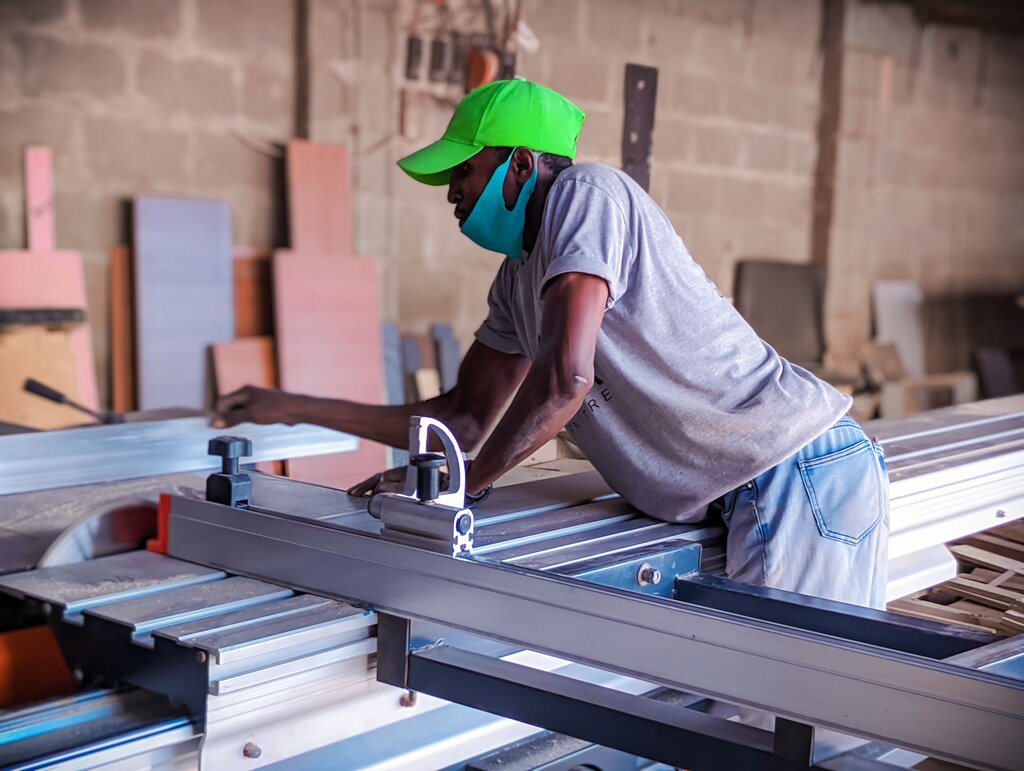Fabricar muebles. 