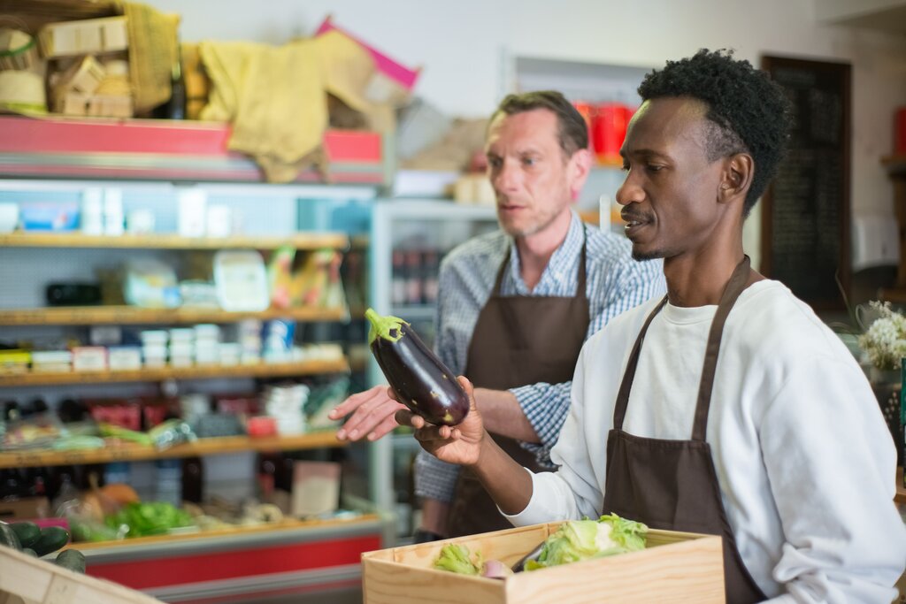 Pedro trabaja en una tienda y se encarga de vender alimentos a las personas. ¿A qué sector pertenece su trabajo? 