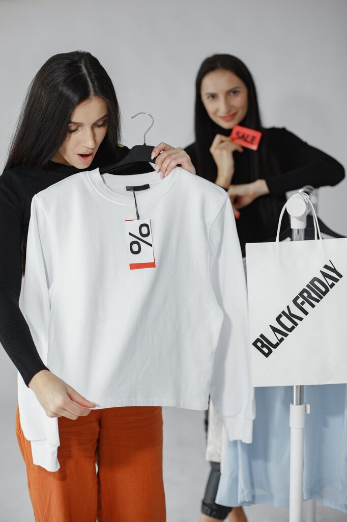 2 camisetas cuestan B/.20. ¿Cuánto cuestan 5 camisetas si mantienen el mismo precio?