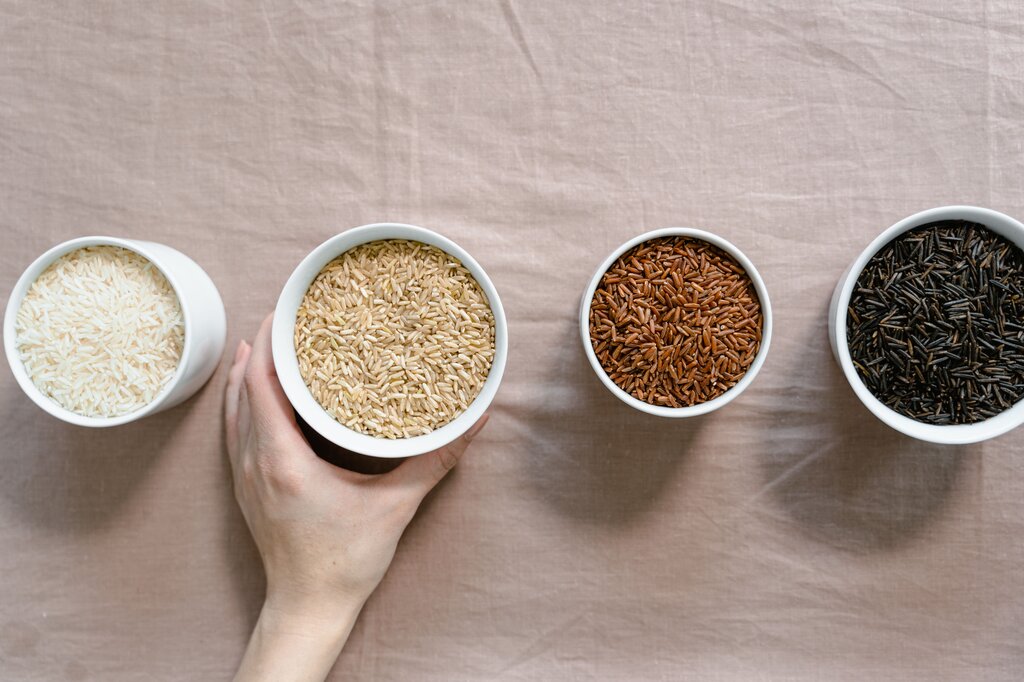 Una receta necesita 4 tazas de arroz para preparar comida para 8 personas. ¿Cuántas tazas de arroz se necesitan para 14 personas, manteniendo la misma proporción?