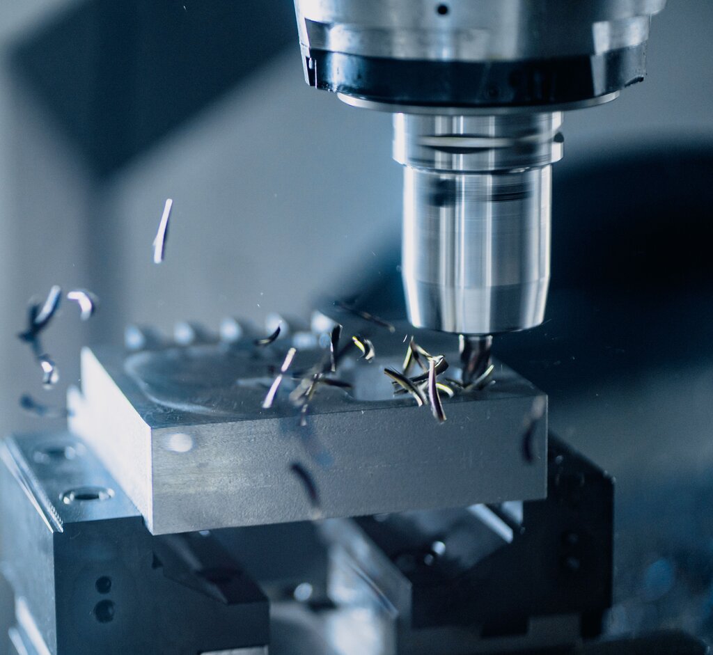 Una máquina produce 120 piezas en 4 horas. Si mantiene el mismo ritmo de producción, ¿cuántas piezas producirá en 7 horas?