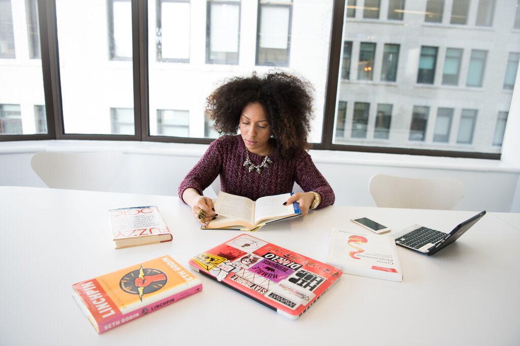 Marie étudie ___ avoir un bon travail.
