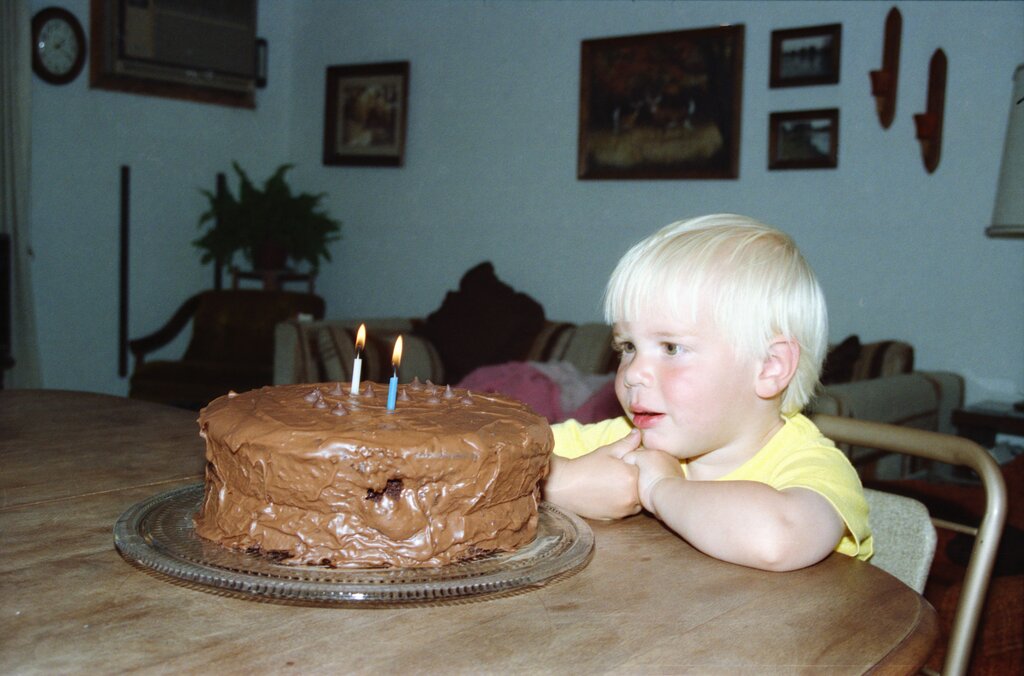 Paul est content ___ c’est son anniversaire.