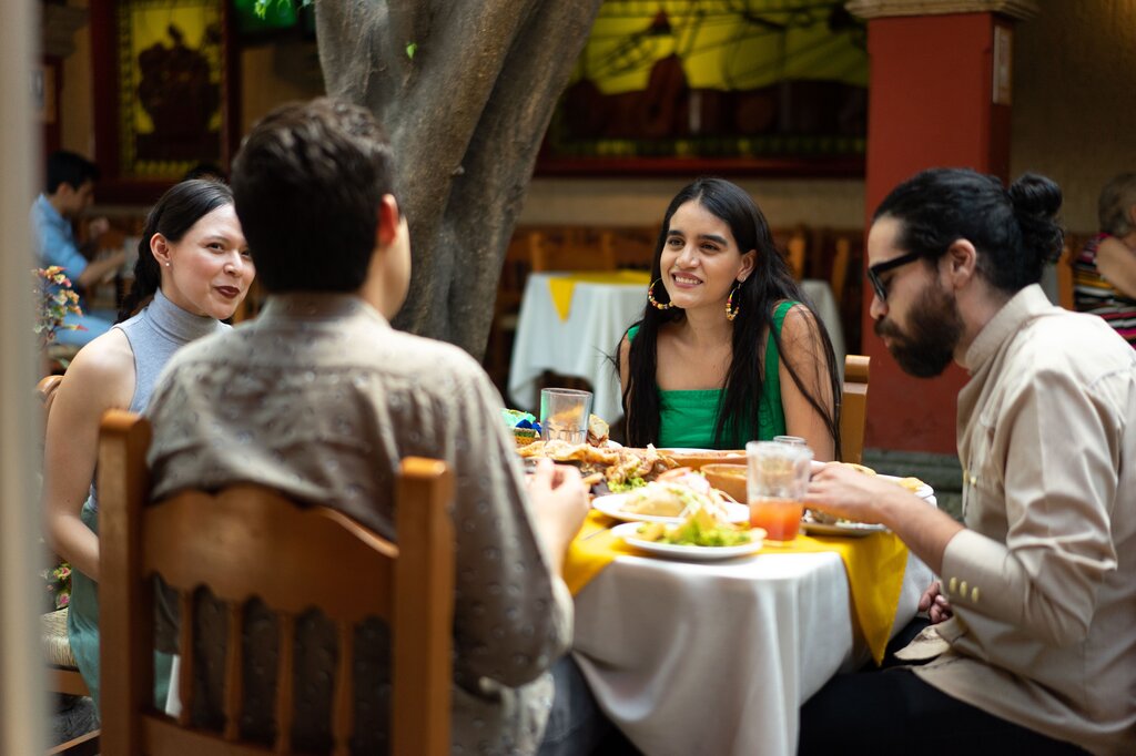 Je vais au restaurant ___ manger avec mes amis.