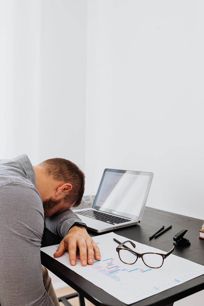 Il est fatigué ___ il travaille beaucoup.
