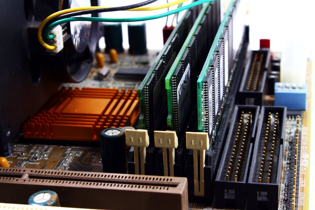 Controlar únicamente la memoria RAM y el procesador
