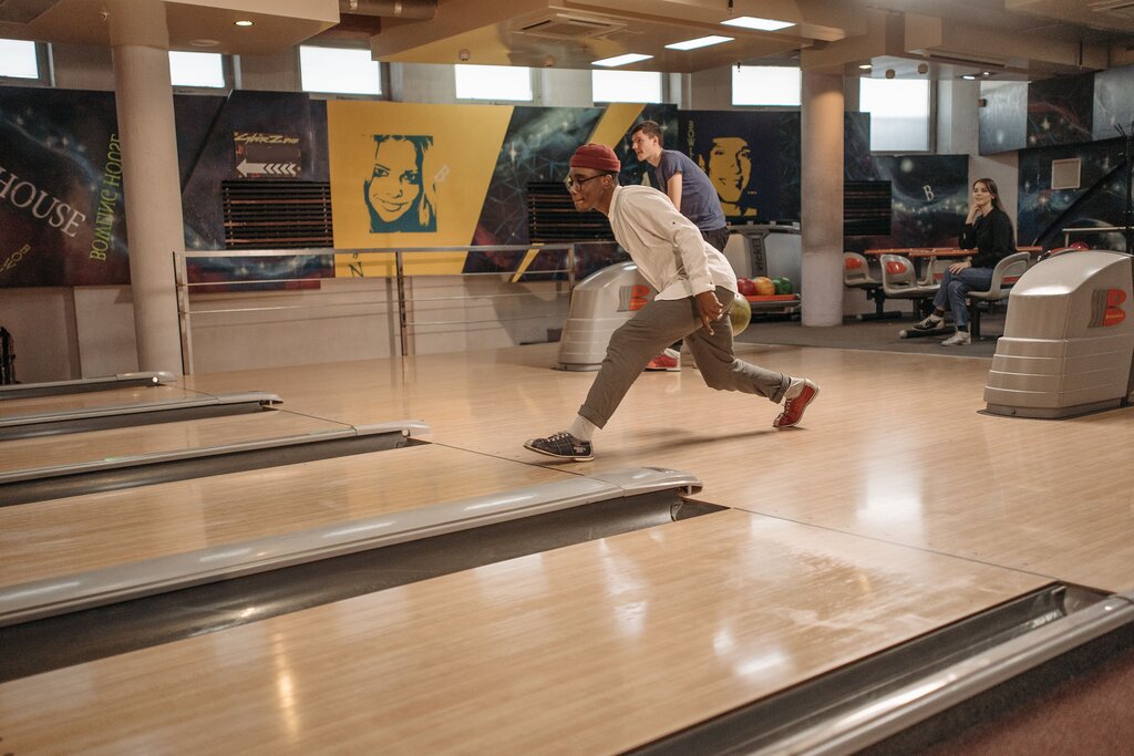 A stable posture and good balance are essential when aiming and launching the object. This helps players stay steady and in control