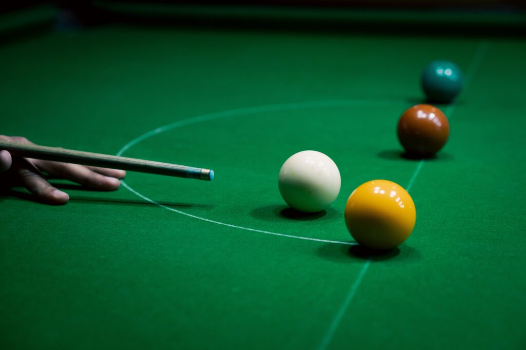 Players often need to decide when to play aggressively or conservatively, based on the target’s difficulty. 