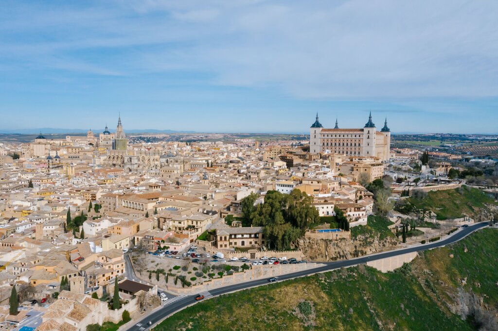 OPERACIÓN. Este fin de semana me voy de vacaciones con tres amigos a Toledo, el apartamento cuesta 352. ¿Cuánto pagaremos cada uno?