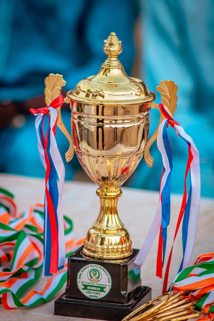 El equipo ha ganado un premio por el que recibe 400.000, finalmente, el premio final es de 50.000€ menos. La cantidad final será repartida entre los 10 miembros del equipo. ¿Qué operación deberemos hacer para obtener el resultado final?