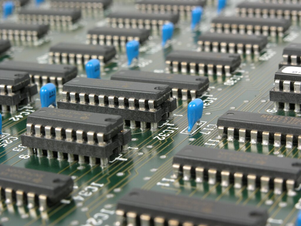 ¿Cuál es la función principal del proceso dentro de un sistema?