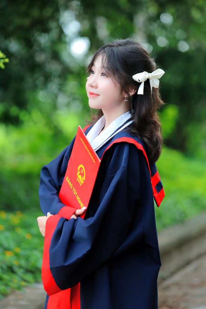 7. She ___ go to university after high school.
