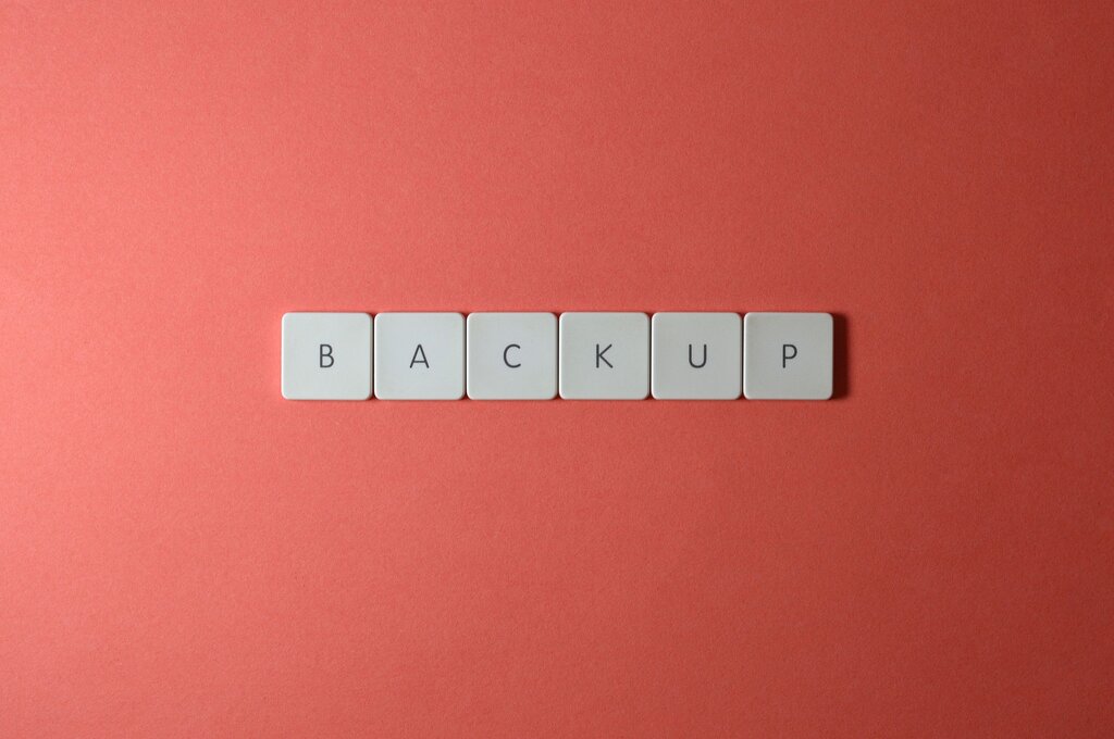 Según la regla 3-2-1 de backup, ¿cuántas copias totales de los datos deben existir?