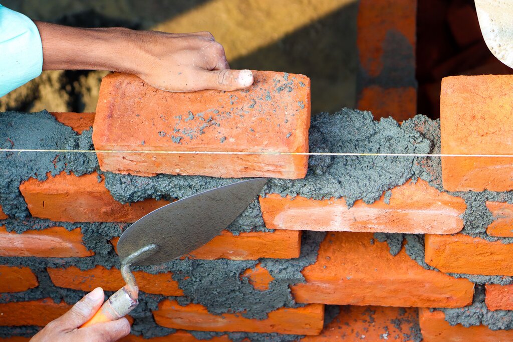 Sirve para cavar, remover tierra o preparar la mezcla a mano.