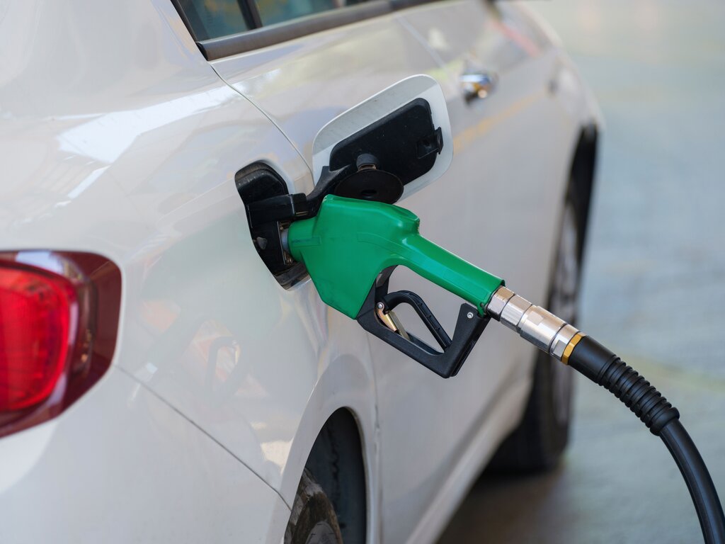 Un automóvil recorre 180 km con 15 litros de gasolina. Si mantiene el mismo consumo, ¿cuántos kilómetros recorrerá con 25 litros?