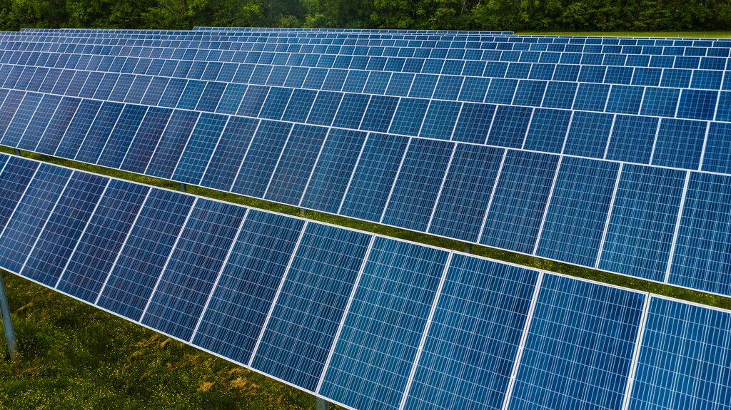 Ketika sebuah panel surya dipasang di atap rumah dan dihubungkan ke sistem listrik, perubahan bentuk energi utama yang terjadi pada panel surya tersebut adalah...