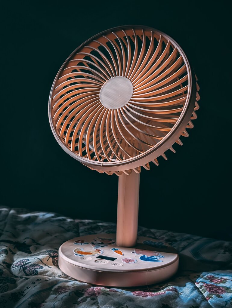 Saat kamu menyalakan kipas angin di kamar, terjadi perubahan energi dari...