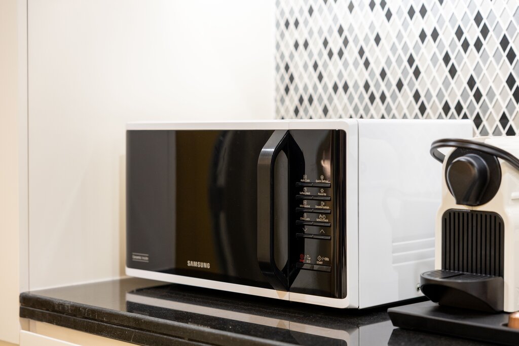Ibu memanaskan makanan menggunakan oven mikro (microwave). Perubahan energi utama yang dimanfaatkan pada alat tersebut adalah...