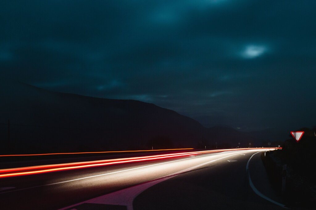 ¿Por qué no es viable enviar todos los datos del vehículo a la nube en tiempo real?