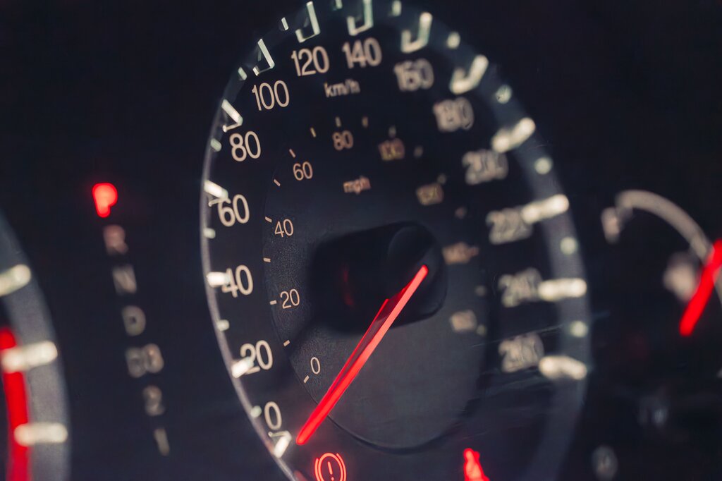 Un vehículo viajando a 120 km/h recorre aproximadamente?