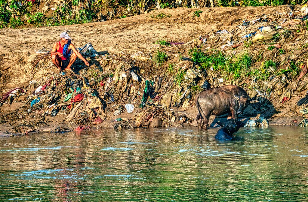  Si un río se contamina y enferma a un pueblo humilde, ¿qué falta hace falta aplicar allí?