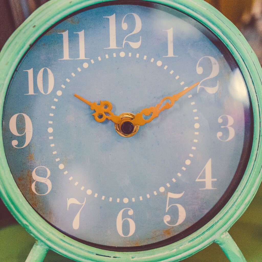 ¿Que hora marca el reloj?